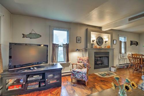 Northville Lakefront Escape with Deck Walk to Lake in Benson, USA