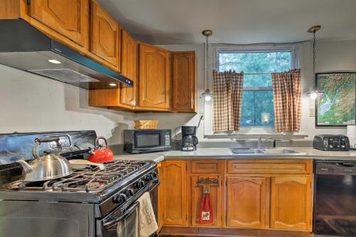 Northville Lakefront Escape with Deck Walk to Lake in Benson, USA