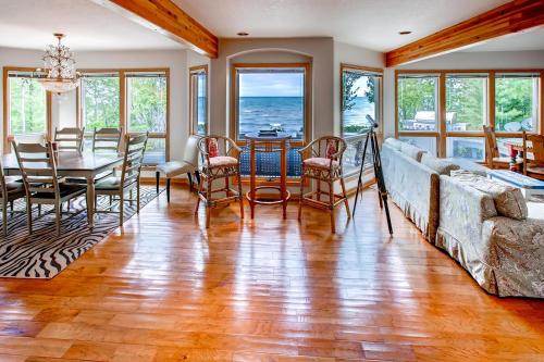 Lavish Charlevoix Home on Lake Michigan, Fire Pit in Charlevoix, USA