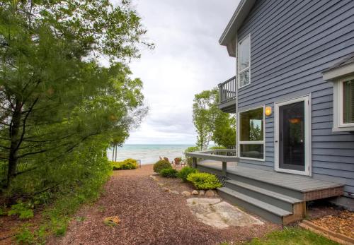 Lavish Charlevoix Home on Lake Michigan, Fire Pit in Charlevoix, USA
