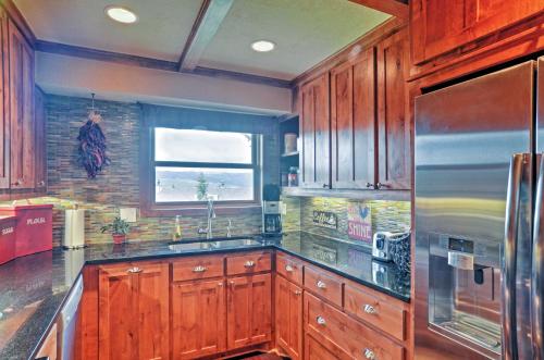 Angel Fire Condo with Fireplace Half-Mi to Ski Lift in Angel Fire, USA