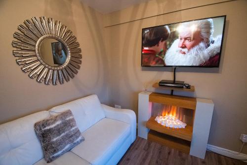 Elegant Two Bedroom apartment at the beach and waves.