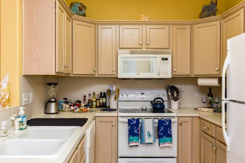North Padre Island Townhome with Pool and Beach Access - image 3