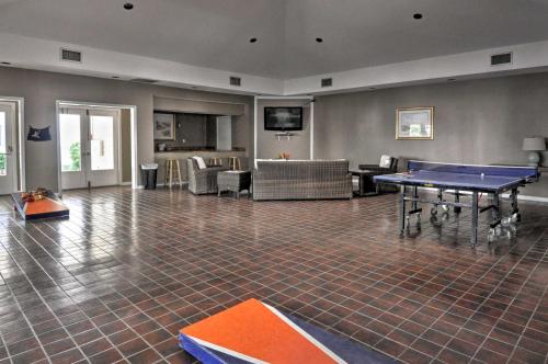 Hilton Head Condo with Pool, Hot Tub - Walk to Beach!
