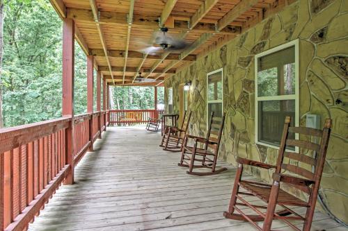Smoky Mountain Cabin with Hot Tub and Outdoor Kitchen in Sevierville, USA