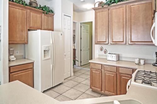 Kissimmee Getaway with Lanai, 4 Mi to Disney World! in Orlando, USA