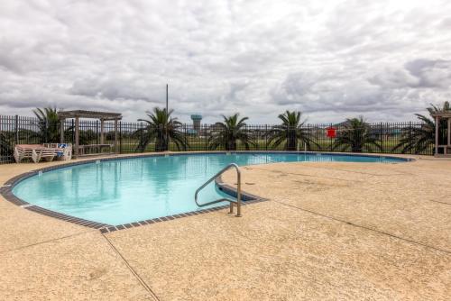 Bayfront Retreat with Pool Access Less Than 1 Mi to Beach! - main image