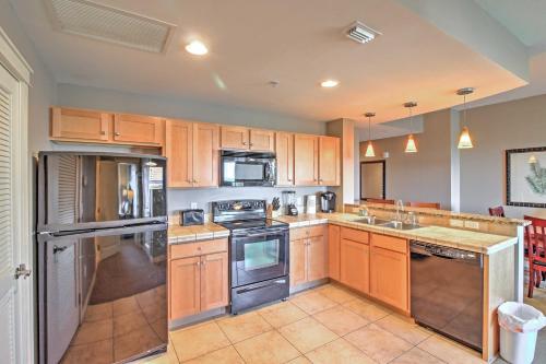 Lavish Panama City Beach Condo with Resort Amenities - image 7