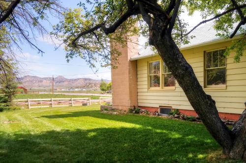 Charming Tropic Home by a Farm Near Bryce Canyon!