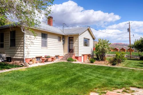 B&B Tropic - Charming Tropic Home by a Farm Near Bryce Canyon! - Bed and Breakfast Tropic