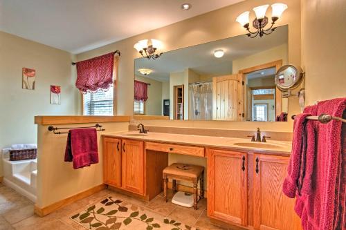 Deluxe Log Cabin with Pool Table 1 Mi to Hike and Ski - image 7