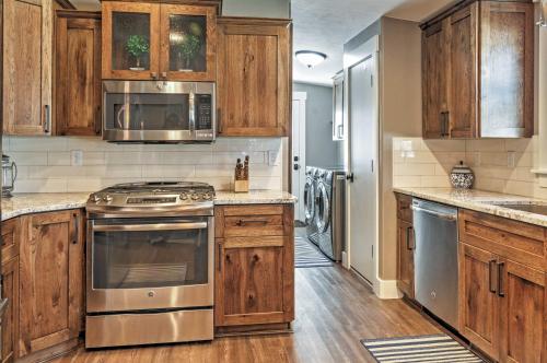 Rustic Chic Home: 10 Mi to Otter Creek State Park! in Circleville (UT)