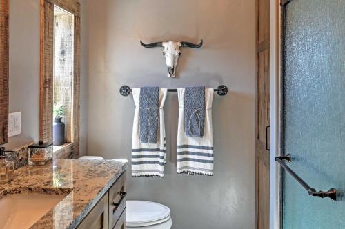 Rustic Chic Home 10 Mi to Otter Creek State Park! - image 7