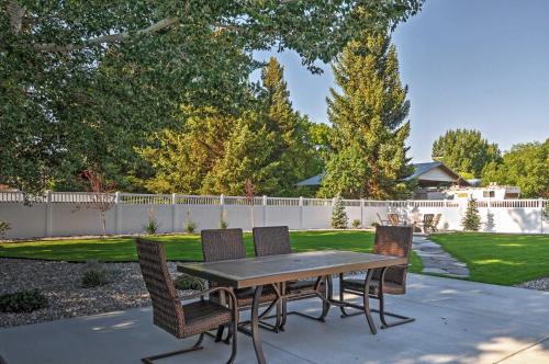 Rustic Chic Home: 10 Mi to Otter Creek State Park! in Circleville (UT)