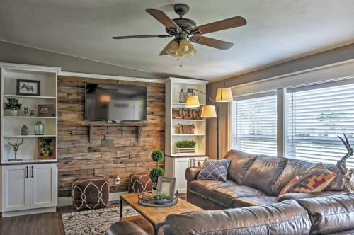 Rustic Chic Home: 10 Mi to Otter Creek State Park! in Circleville (UT)