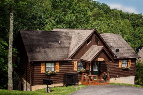 Idyllic Cabin with Hot Tub Less Than 2 Mi to Dollywood!