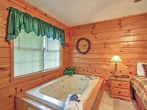 Idyllic Cabin with Hot Tub Less Than 2 Mi to Dollywood!