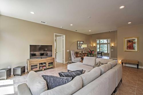 Roomy Home with Deck, 5 Mi to Lake Arrowhead Village in Lake Arrowhead, USA