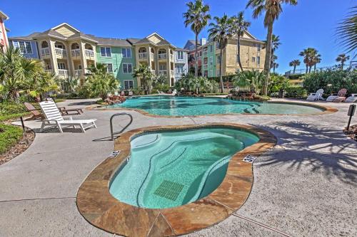 Colorful Galveston Retreat Steps from Beach and Pool - image 3