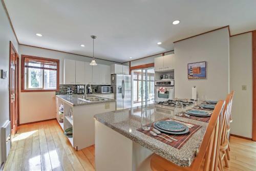 Charming Hyannis Home with Deck 0 2 Mi to the Beach - image 12