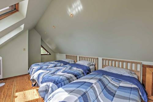 Charming Hyannis Home with Deck 0 2 Mi to the Beach - image 5