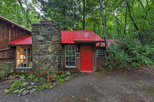 Serene Creekside Cottage Near Asheville Fire Pit in Candler, USA