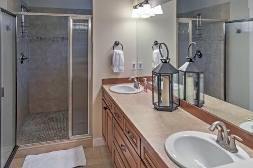 Gorgeous Wapato Point Lakehouse w/ Private Hot Tub in Mensona (WA)