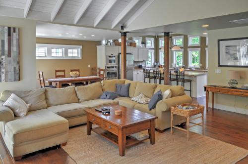 Gorgeous Wapato Point Lakehouse w/ Private Hot Tub in Mensona (WA)