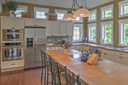 Gorgeous Wapato Point Lakehouse w/ Private Hot Tub in Mensona (WA)