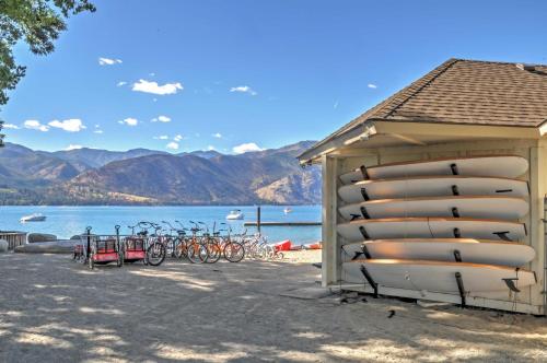 Gorgeous Wapato Point Lakehouse w/ Private Hot Tub in Mensona (WA)