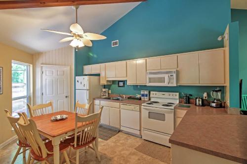 Santa Rosa Beach Bungalow 5 Mi to the Gulf Shore!