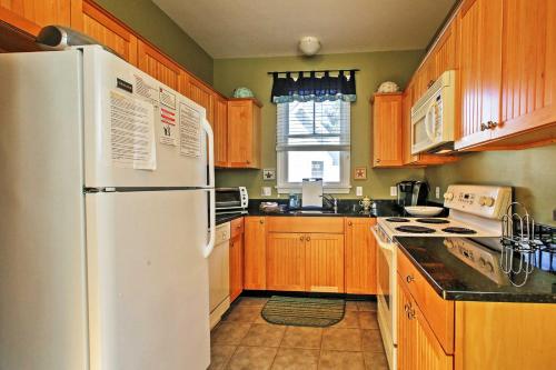 Wells Cottage with Resort Amenities - 1 Mi to Beach!