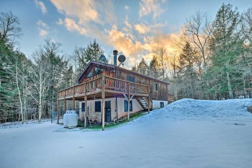 Jewett Cabin with Viewing Deck - 10 Mins to Skiing!