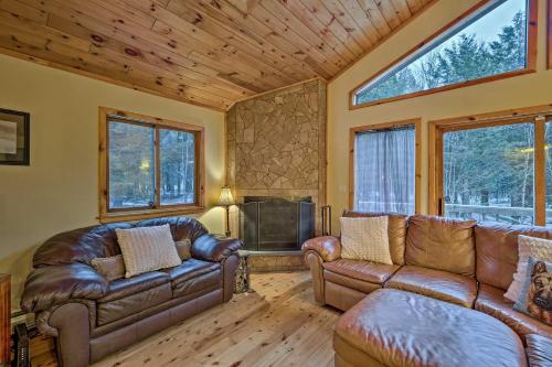 Jewett Cabin with Viewing Deck - 10 Mins to Skiing! in Jewett, USA