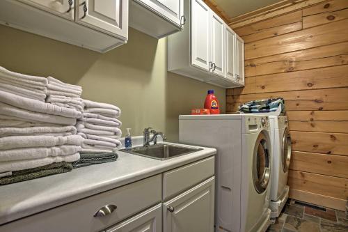 Copper Lodge - Gorgeous Gleason Cabin with Deck! - image 6