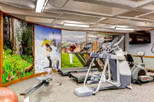 Ski-In and Ski-Out Studio at Sundial Lodge with Hot Tub! - image 12