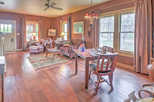 August Schmidt Fredericksburg Cottage with Hot Tub in Fredericksburg, USA
