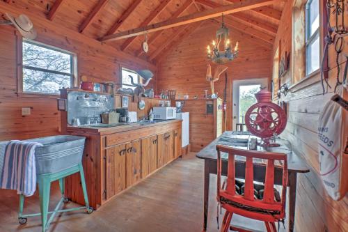 Ark Bunkhouse Fredericksburg Hideaway with Hot Tub in Fredericksburg, USA