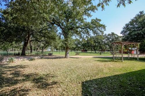 Art Bunkhouse Fredericksburg Hideaway with Hot Tub - image 3