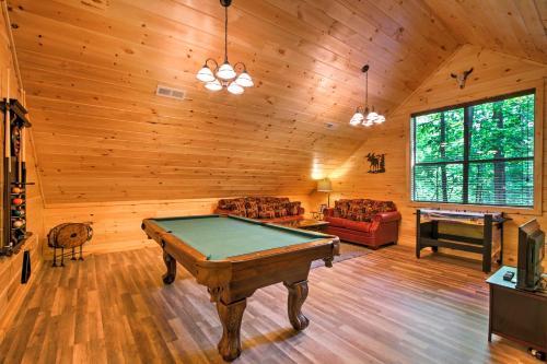 Cabin with Hot Tub and Game Room, 5 Mi to Gatlinburg!