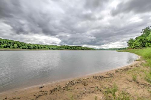 North Liberty Lake Hideaway 8 Mi to Iowa City! - image 3