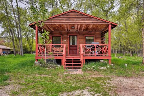 Cozy Colorado Cabin with Deck, Grill and River Access!