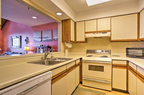 Pet-Friendly Beech Mtn Condo - Steps to the Slopes - main image