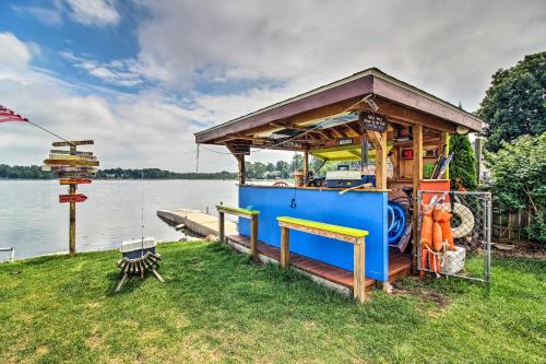 Lakefront Home Tiki Bar BBQ Canoes and Fire Pit! - image 2