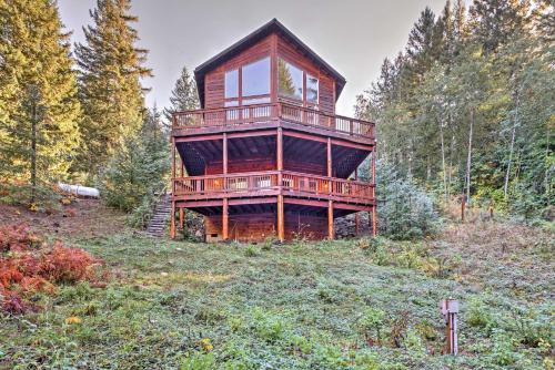 'Grizzly Tower' Packwood Cabin with Forest Views! - Packwood
