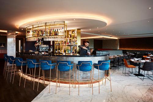 Bar/lounge, Crowne Plaza London - Kingston By IHG in Greater London South West
