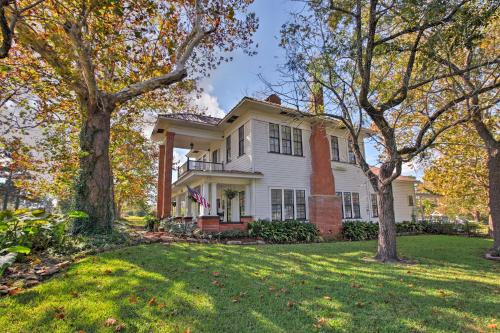 Historic Huntington Home w/ Pond & Flower Gardens! - Sam Rayburn Reservoir, TX