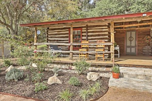 Gruene Cabin - Pet Friendly New Braunfels Studio - main image