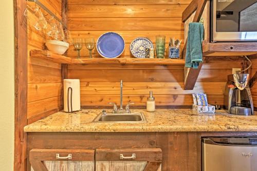 Gruene Cabin - Pet Friendly New Braunfels Studio - image 2