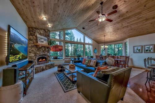 Upscale Family Cabin with Hot Tub 15 Min to Heavenly